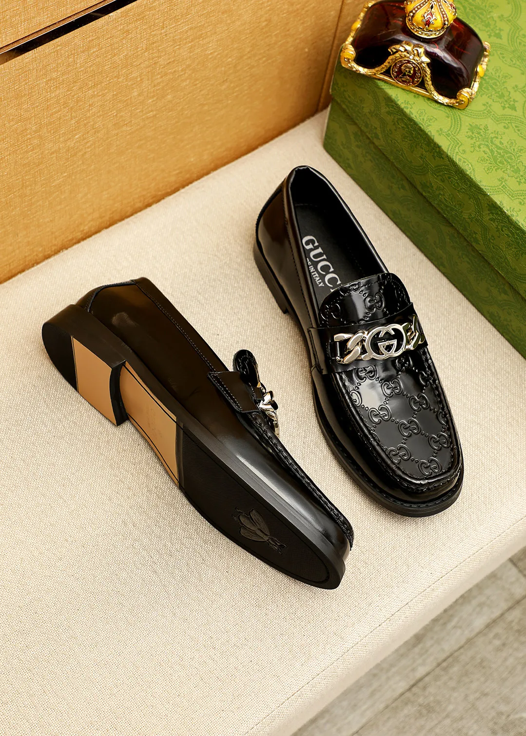 Men's shoes 💰480 💐 Product trademark: GUCCI "Gucci" casual leather shoes Regular size: 38-44 (45.46🉑️customized) Product materials: Selected imported first-layer open-edge beaded cowhide embossed upper + luxury hardware buckle, imported water-dyed cowhide leather lining. Strong three-dimensional visual effect, original outsole color: 2 colors available